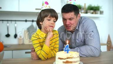 非常可爱的男孩用蛋糕和快乐的父亲庆祝他的生日。 四年生日快乐。 父亲节`。 小男孩